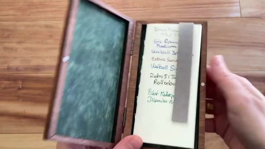 Magnetic closure on the wooden notebook box