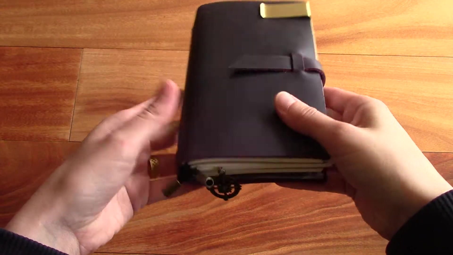 7Felicity Traveler’s Notebook Durability Review 2 7Felicity Traveler’s Notebook leather detail