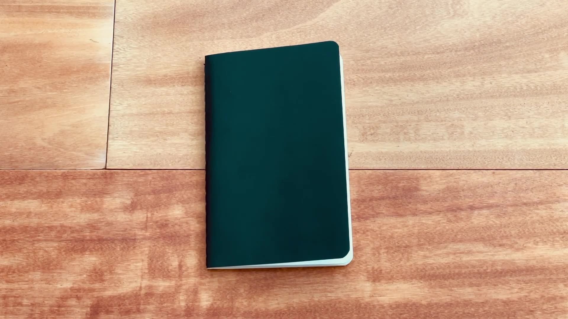 Daler Rowney Pocket Sketchbook Review 1 Daler Rowney pocket sketchbook closed overview on a wooden desk