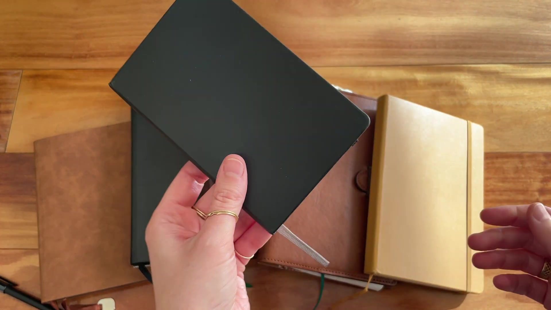 How to Start Journaling: Beginner’s Guide 6 Choosing a comfortable pen for a beginner journaling kit